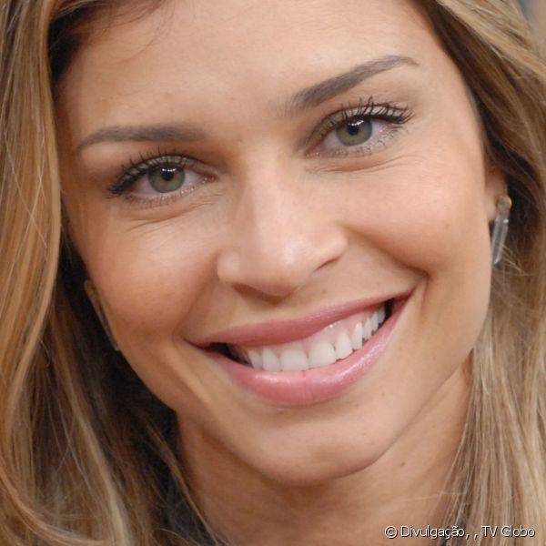 Para o programa Altas Horas, da Rede Globo, a atriz alongou as pestanas e apostou em um gloss para dar um brilho discreto aos lábios
